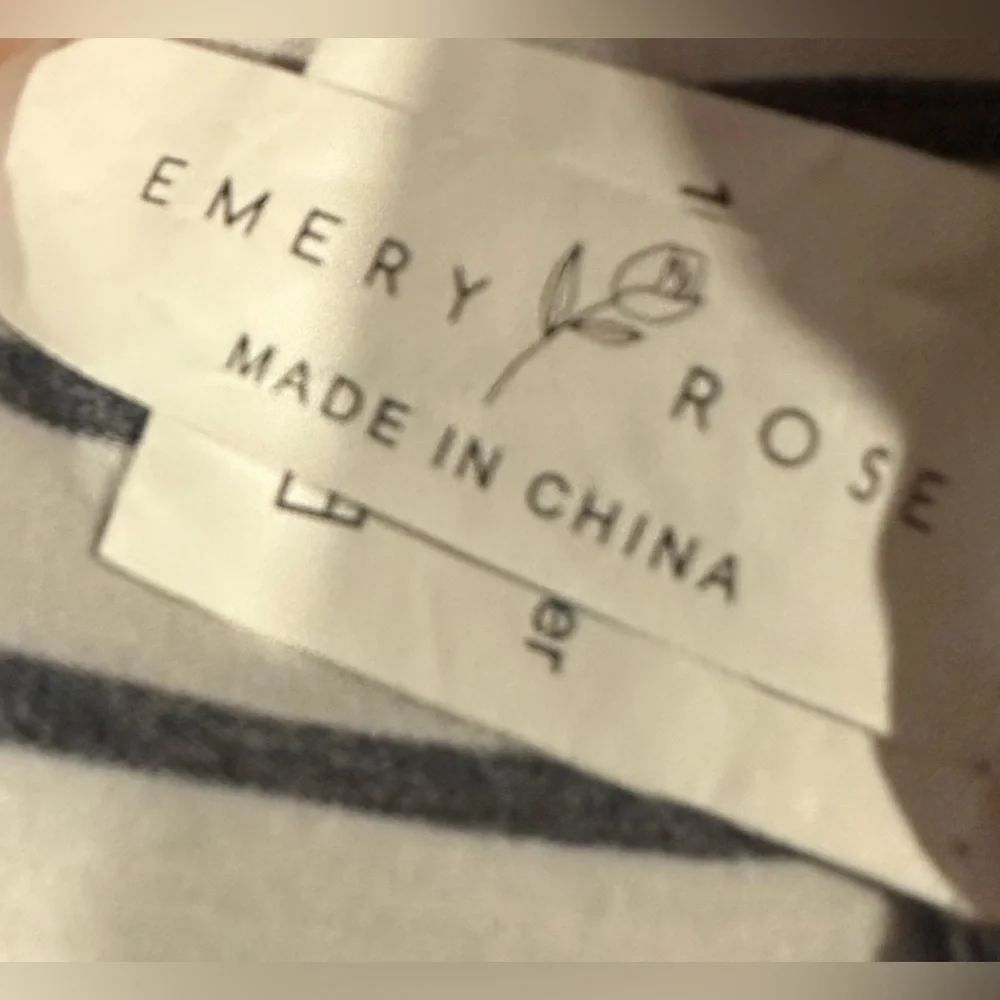 Emery Rose Blouse - Picture 4 of 6